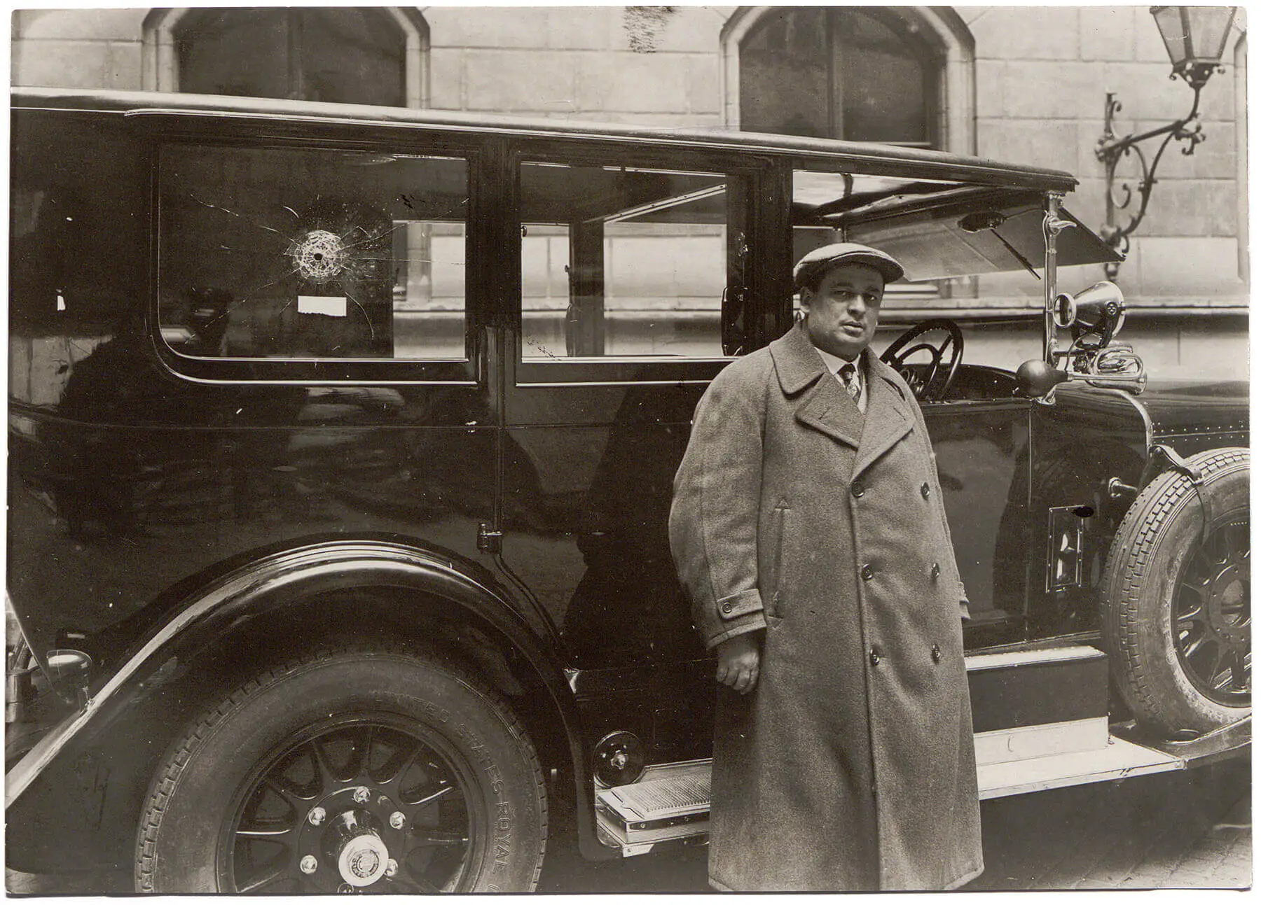 Einschussloch im Bürgermeister-Auto: Spuren des Attentats auf Karl Seitz, 26.11.1927, Foto: Leo Ernst, Friedrich Cesanek, Wien Museum  