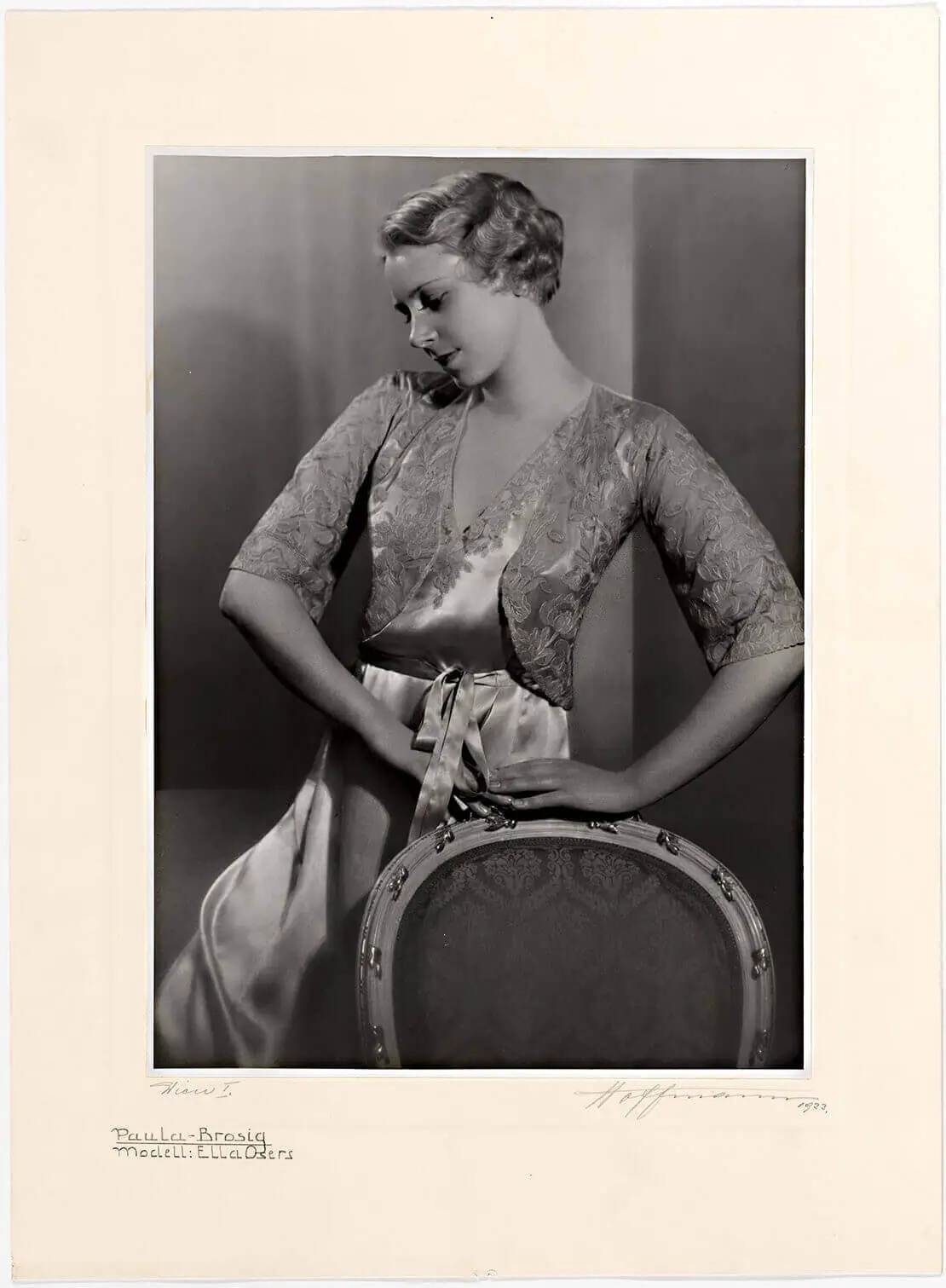 Schauspielerin Paula Brosig in einem Spitzenpyjama mit Jäckchen (Modell von Ella Osers), Fotografie: Atelier Kitty Hoffmann, 1933, Wien Museum