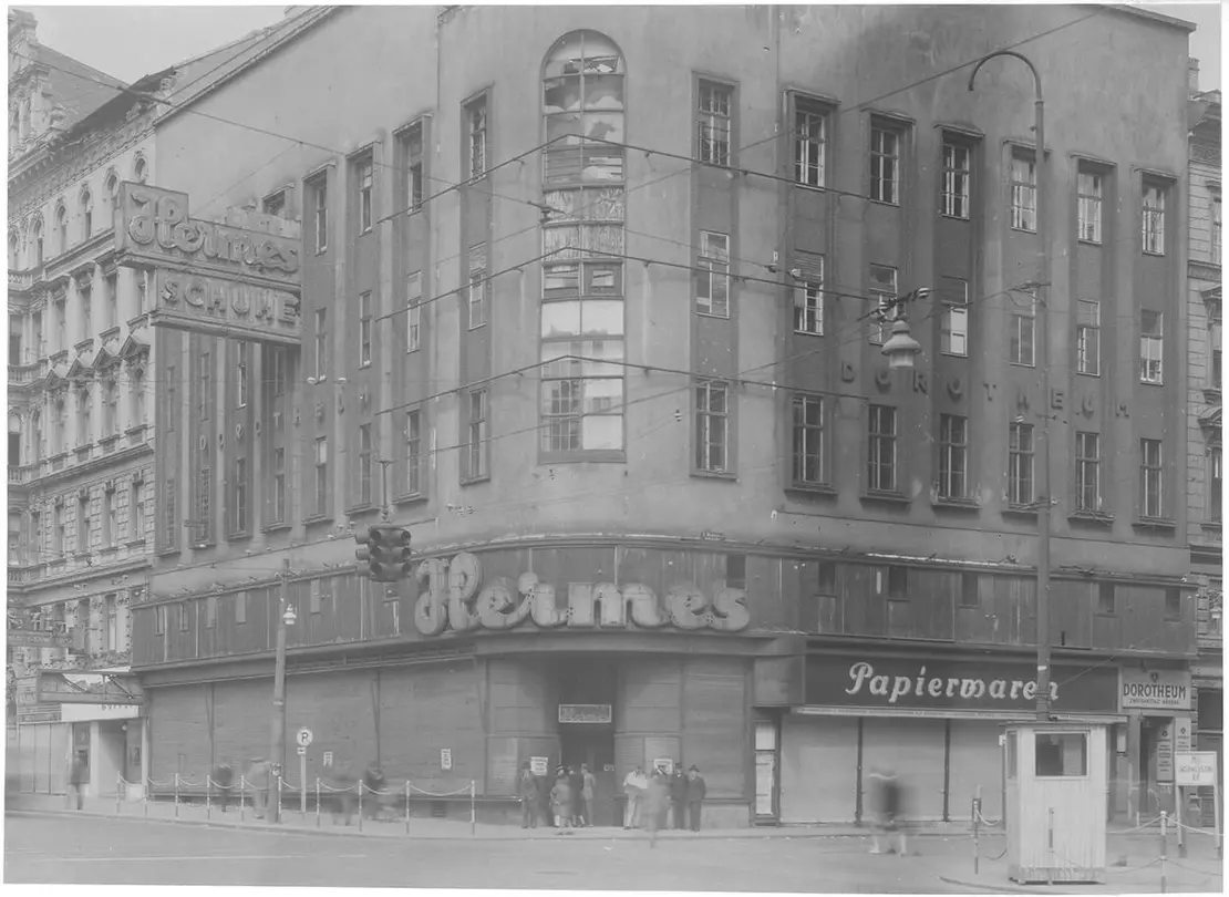 Außenansicht des Ende des Zweiten Weltkriegs durch einen Brand beschädigten Hermes-Schuhpalasts, Foto: Kurt Gerlach, 1945, Wien Museum  