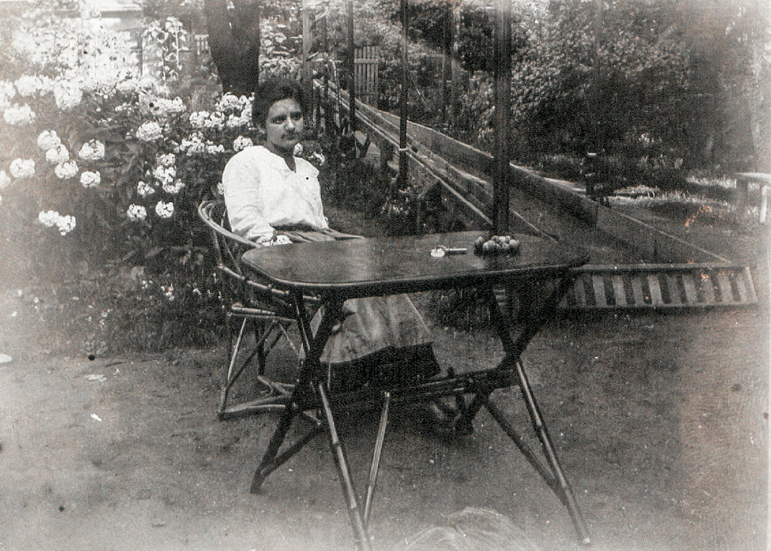 Johanna Mayerhofer, Tochter des Wiener Künstlers Theodor Mayerhofer, im Garten der Familie in Breitensee. Rechts im Hintergrund ist die Kegelbahn zu sehen. Fotografie, um 1912. © Familienarchiv W. Kofler 