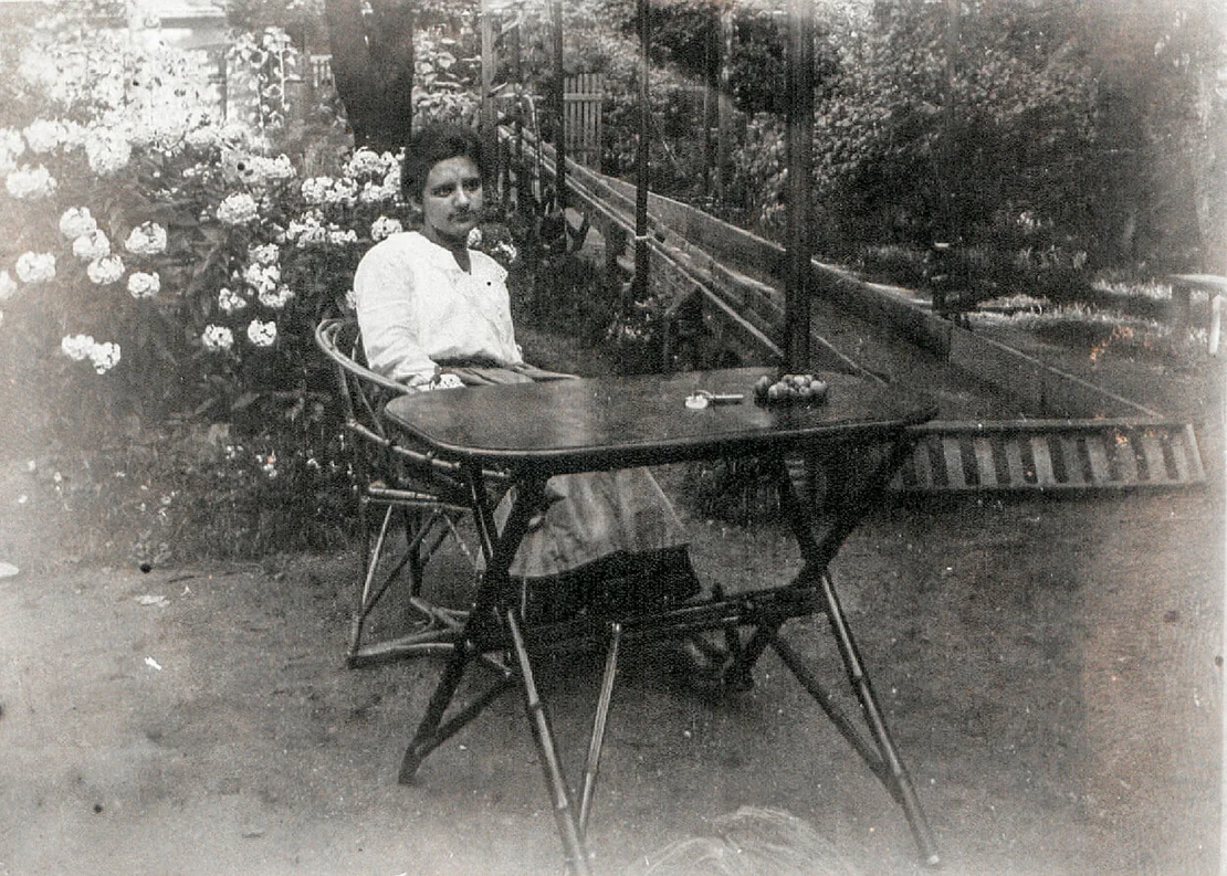 Johanna Mayerhofer, Tochter des Wiener Künstlers Theodor Mayerhofer, im Garten der Familie in Breitensee. Rechts im Hintergrund ist die Kegelbahn zu sehen. Fotografie, um 1912. © Familienarchiv W. Kofler  