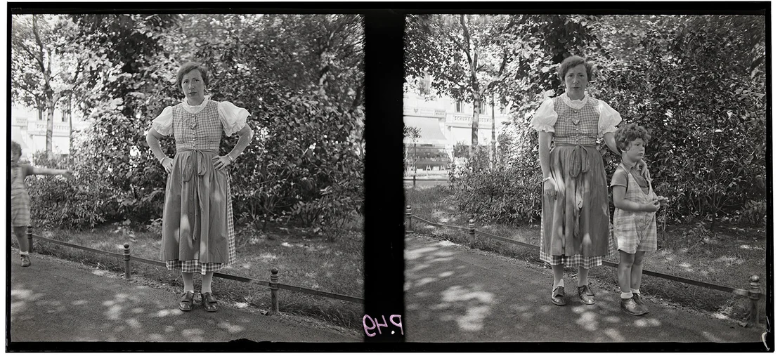 Karl Pollak, „Harry mit seiner Mutter“, zwei Einzelbilder auf stereoskopischer Platte, Negativ (Glas), hier positiv gezeigt, undatiert, Pollak-Negativverzeichnis: Personen 49, Wien Museum, Inv.-Nr. 316540/37  