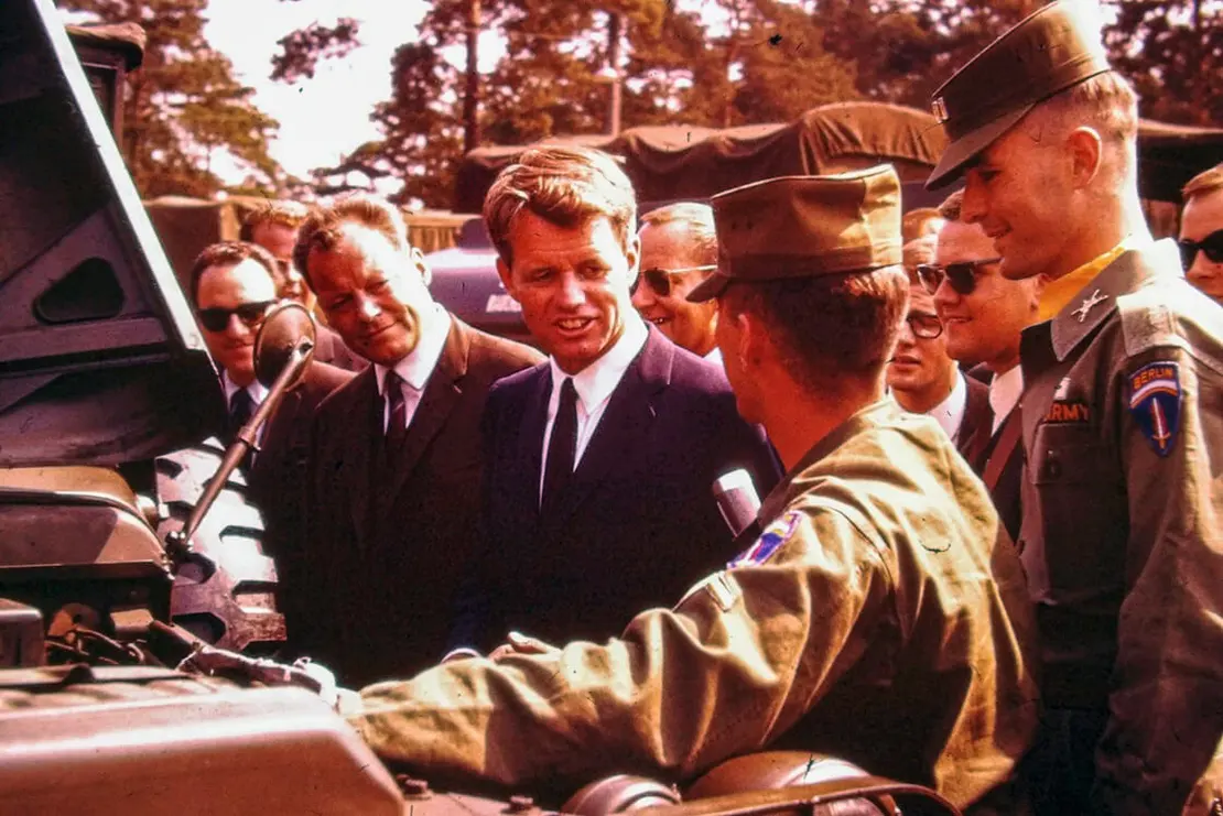 Scan eines Dias. Robert F. Kennedy bei seinem Berlin Besuch 1964 (Nachlass Helmut Braunsteiner)  