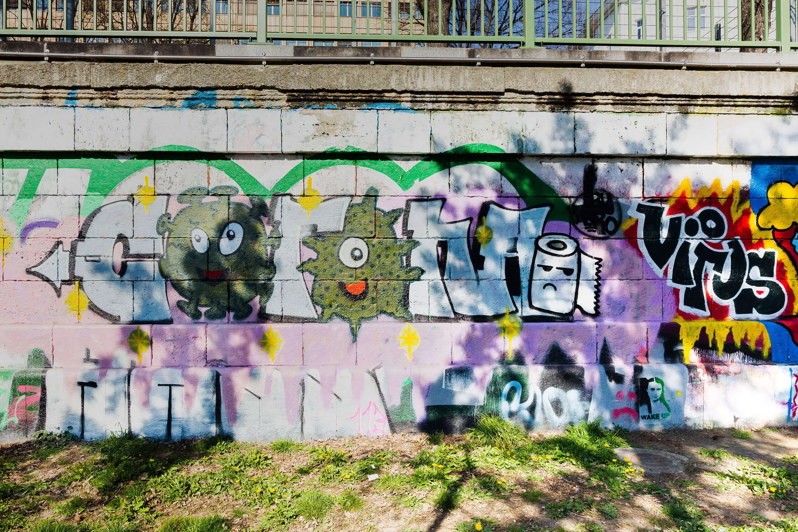 „Corona-Virus“ mit Viren und Klopapier. Die Signatur war leider nicht zu entziffern, wir freuen uns über Hinweise. Unbekannt (?), Donaukanal, März 2020, Foto: Elodie Grethen, Wien Museum