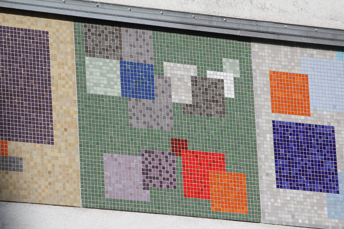 Relief „Suite“ von Wander Bertoni, 1954–1955. Glasmosaik, 1050 Wien, Josef-Schwarz-Gasse 4–6, Aufnahme aus 2025, Foto: Christian Hlavac