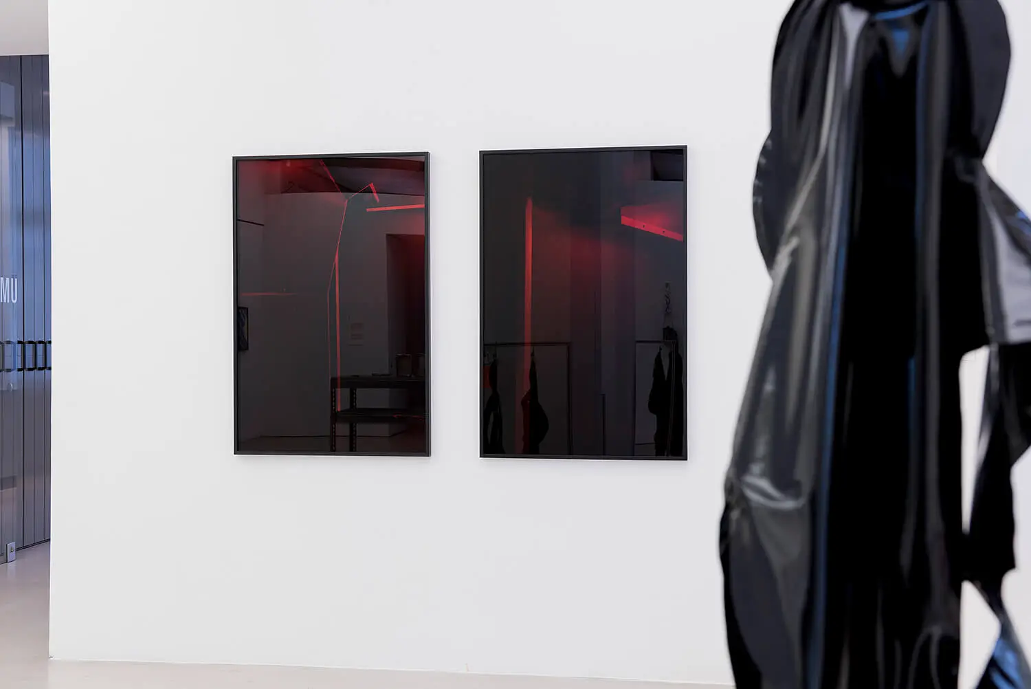 Mario Kiesenhofer, L’Impact, Paris, 2017, Ausstellungsansicht „Dispatches from a Troubled City. Die Stadt als Roman“, Startgalerie, Wien Museum, Musa, 2022. Foto: Lea Sonderegger  