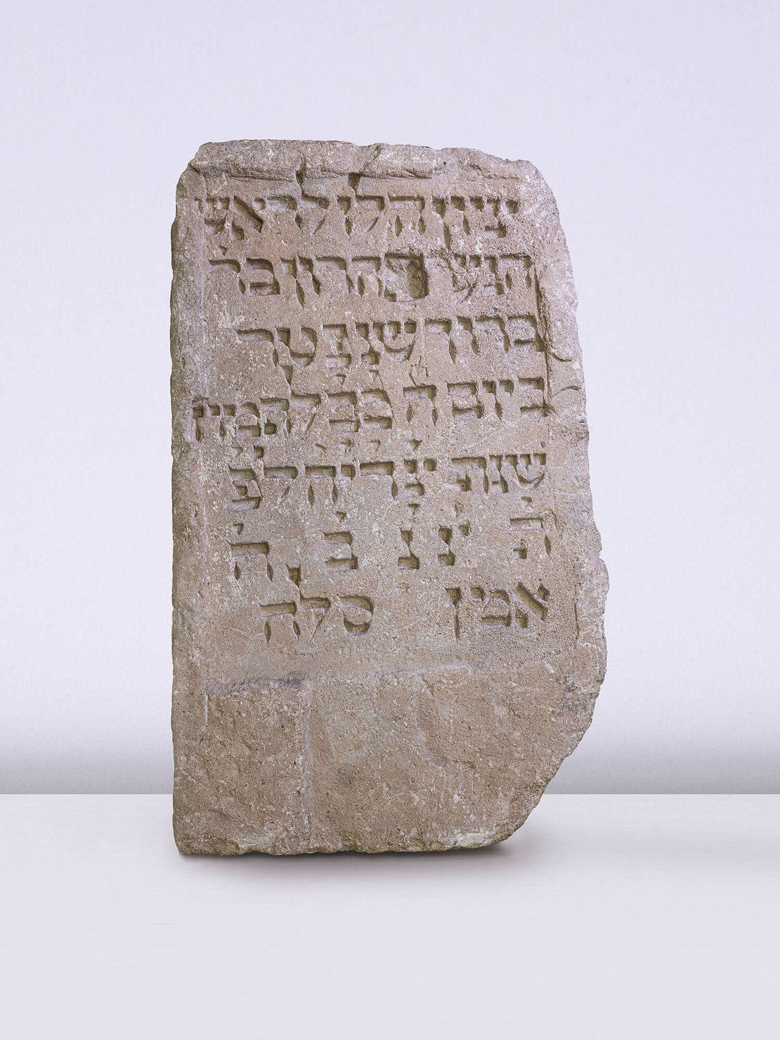 Grabstein mit hebräischer Inschrift für einen jungen Mann namens Aharon bar Baruch, der 1349 vermutlich an der Pest gestorben ist, Foto: Nafez Rerhuf 