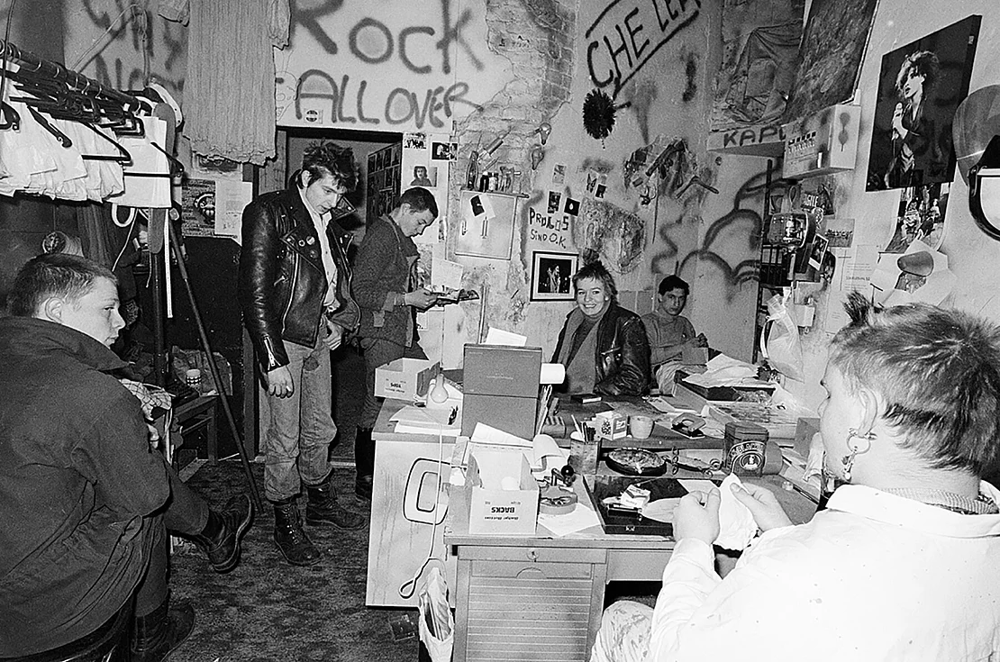 Im Hinterzimmer des Geschäfts Danger in der Judengasse, 1981, Foto: Michael Snoj  