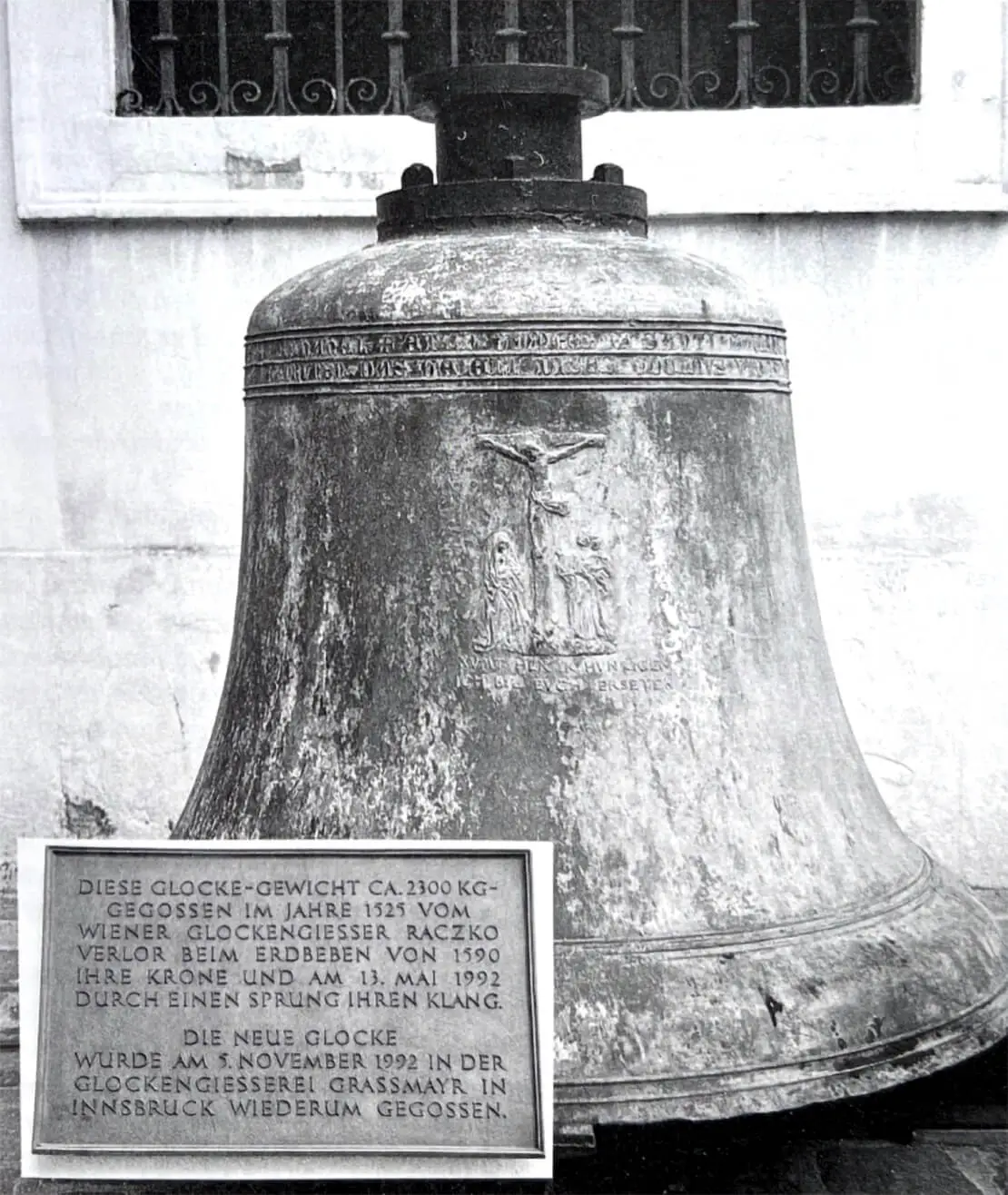 Bis vor einigen Jahren erinnerten die 1590 beschädigte Glocke der Michaelerkirche und eine Inschrift an das Erdbeben. Nach der Reparatur wurde die Glocke wieder aufgehängt. Bildquelle: Christa Hammerl, Wolfgang Lenhardt, Erdbeben in Österreich (Graz 1997), S. 99.  