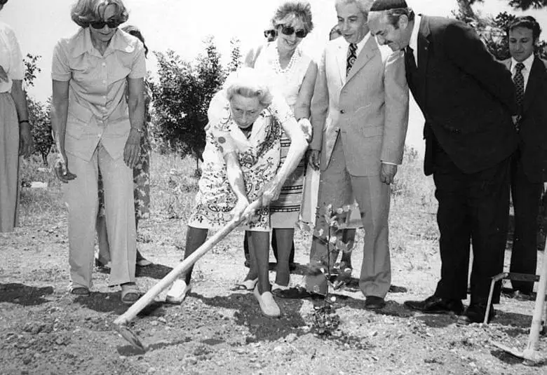 Dorothea Neff pflanzt einen Baum anlässlich ihrer Ehrung als „Gerechte unter den Völkern“ in der israelischen Gedenkstätte Yad Vashem in Jerusalem, 25. Mai 1980. Foto: Yad Vashem   