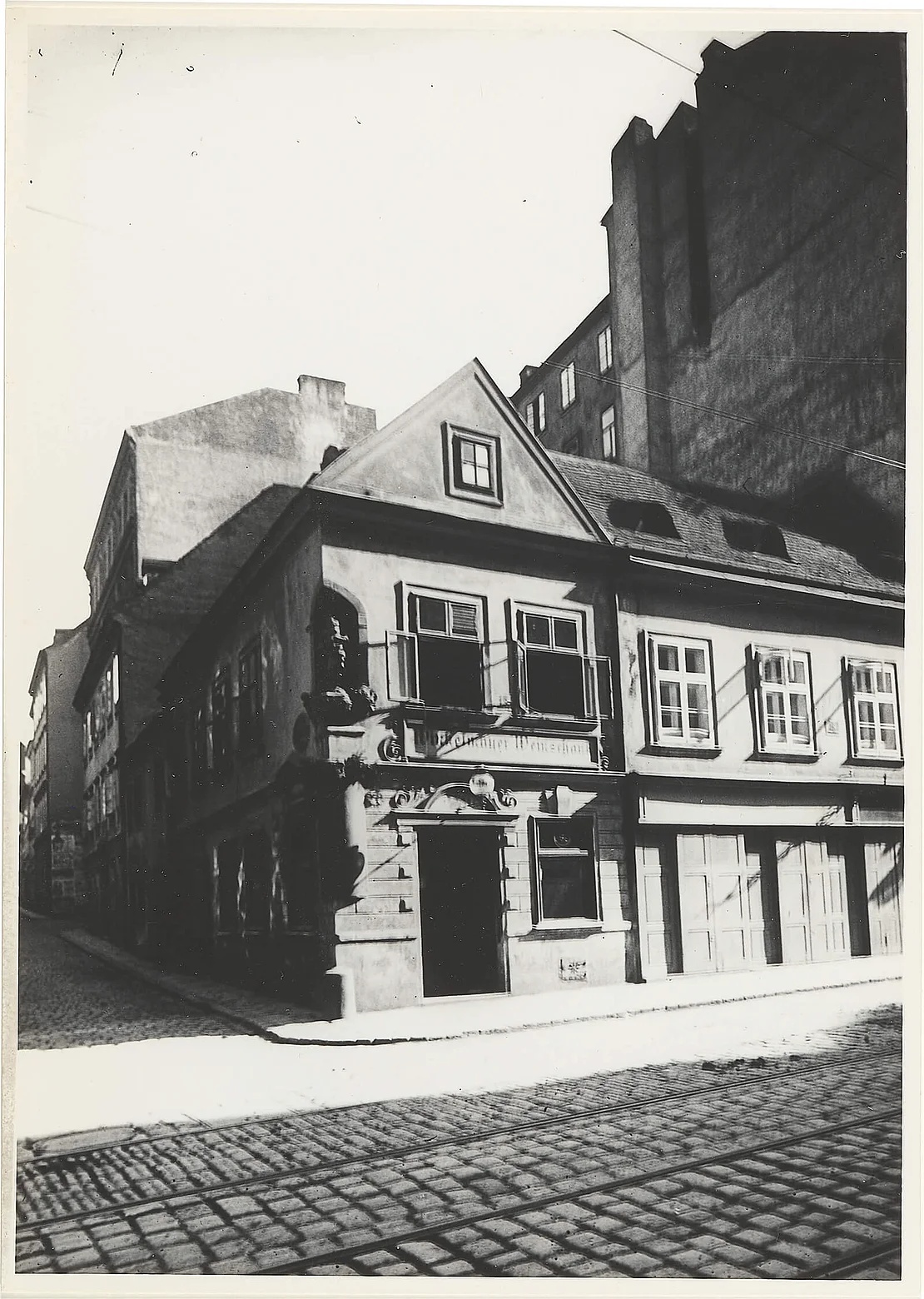 Im traditionsreichen Haus „Zum Heiligen Josef“ in der Burggasse 13 etablierte Josef Fröhlich sein Szenegasthaus „Zu ebener Erde und erster Stock“. Foto um 1900, Wien Museum, Inv.-Nr. 245558  