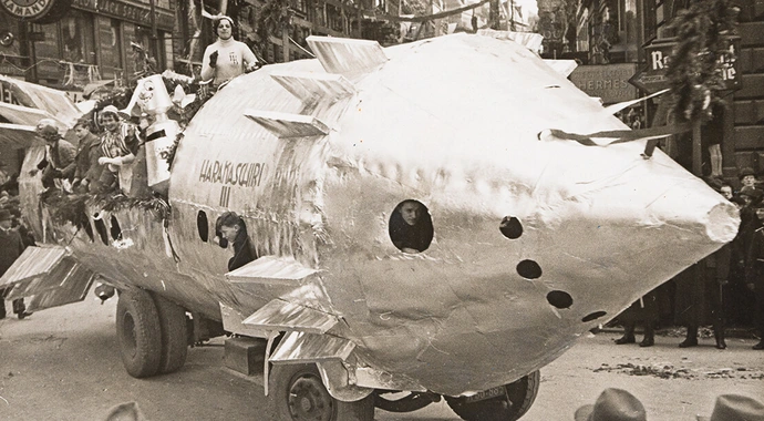Mit einer „Marsüberfallsrakete“ wurde auf dem Wiener Faschingsumzug 1939 die Rüstungsindustrie der USA verspottet. Postkarte (Fotografie: H. Schuhmann), Sammlung Wien Museum
