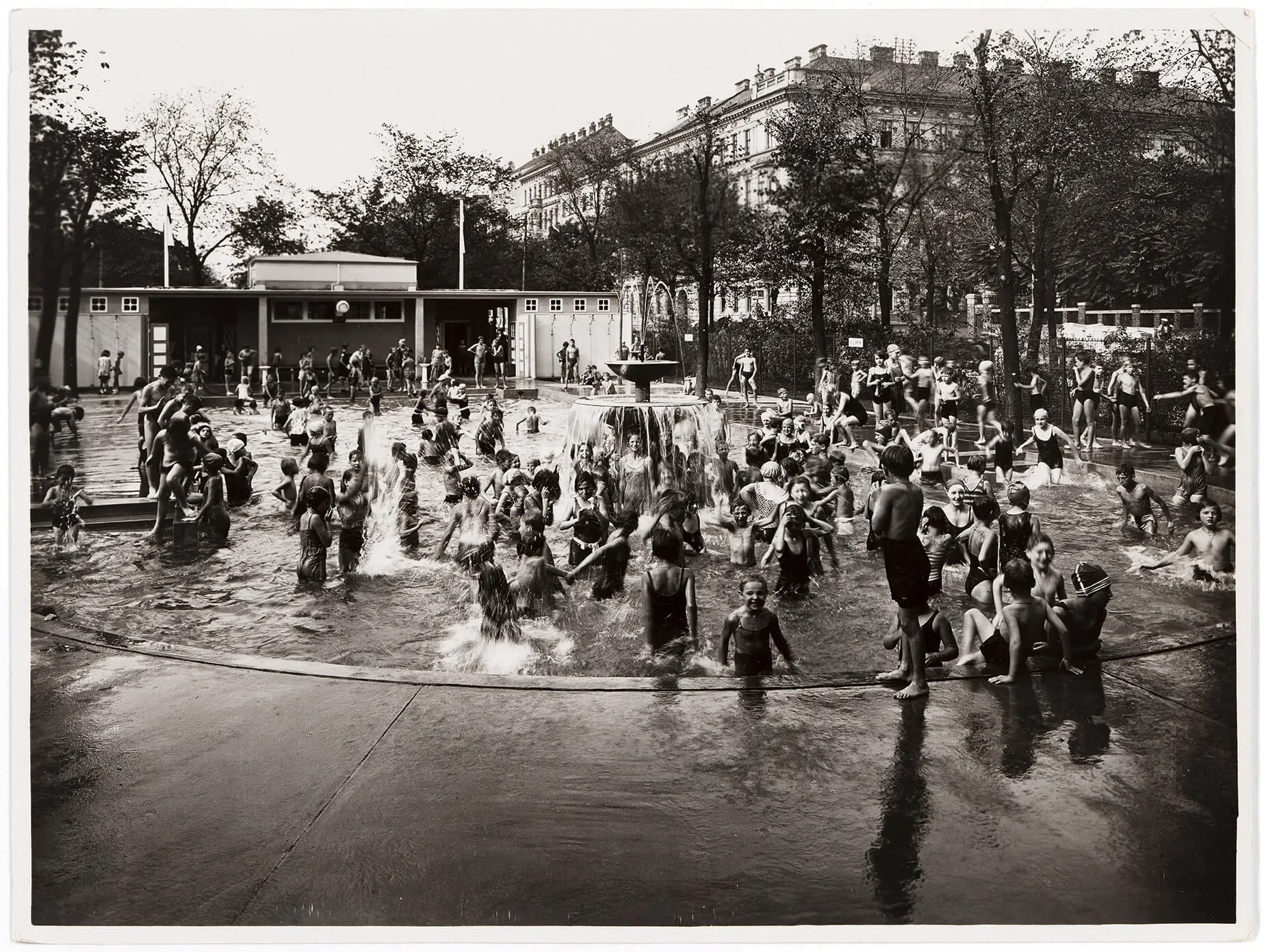 Fritz Sauer, 7., Kinderfreibad Neubaugürtel, Blick gegen das Gebäude, ab 1930, Repro: Peter Kainz, Wien Museum