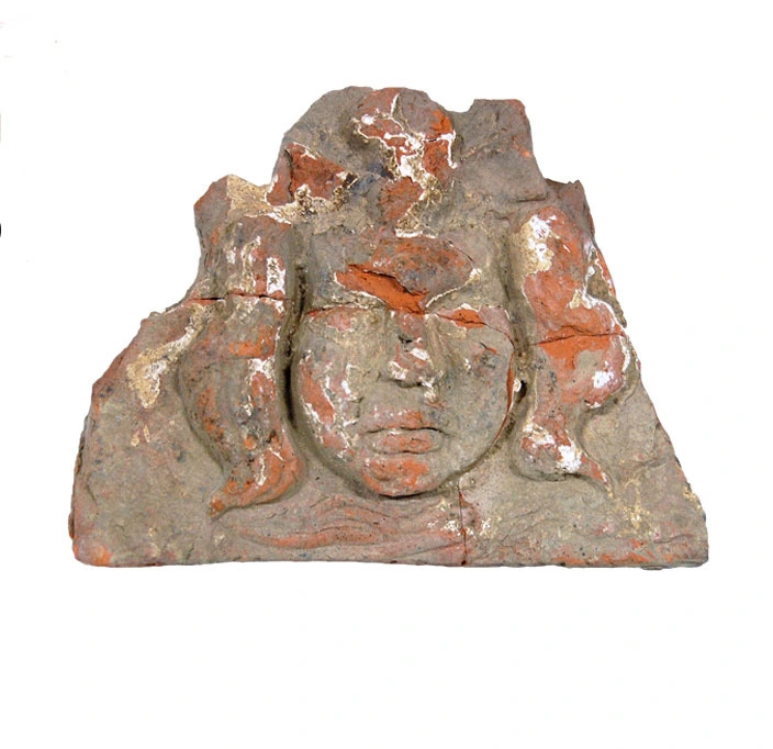 Das Haupt der Medusa war als Antefix-Motiv beliebt und sollte böse Geister abhalten. Von den in Wien gefundenen Antefixen wies nur ein bei der Grabung im ehemaligen Hauptpostamt gefundenes Exemplar dieses Motiv auf. Foto: Martin Mosser/Stadtarchäologie Wien.