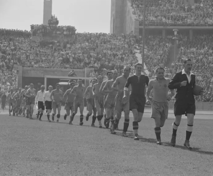 Lothar Rübelt: Finalspiel der deutschen Fußballmeisterschaft am 4. Juli 1942. Die Mannschaft der Vienna verlor 0:2 gegen den FC Schalke 04. ÖNB-Bildarchiv / picturedesk.com