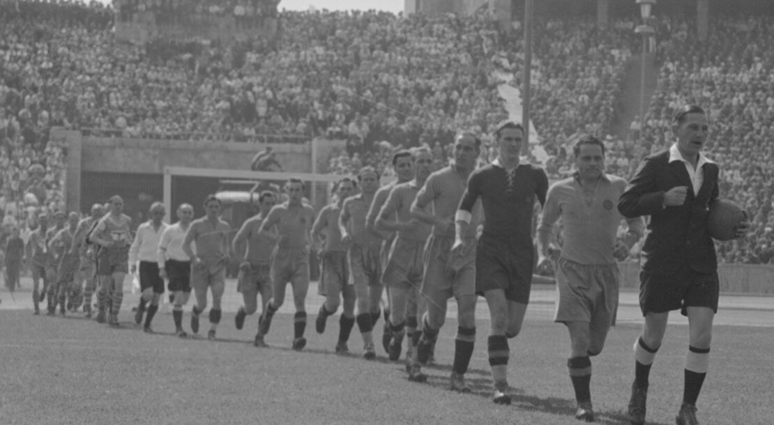 Lothar Rübelt: Finalspiel der deutschen Fußballmeisterschaft am 4. Juli 1942. Die Mannschaft der Vienna verlor 0:2 gegen den FC Schalke 04.  ÖNB-Bildarchiv / picturedesk.com  