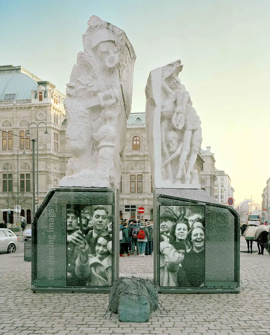 Ruth Beckermanns temporäre Intervention „The Missing Image“ zu Alfred Hrdlickas Mahnmal am Albertinaplatz, 2015, Foto: Ruth Beckermann Filmproduktion