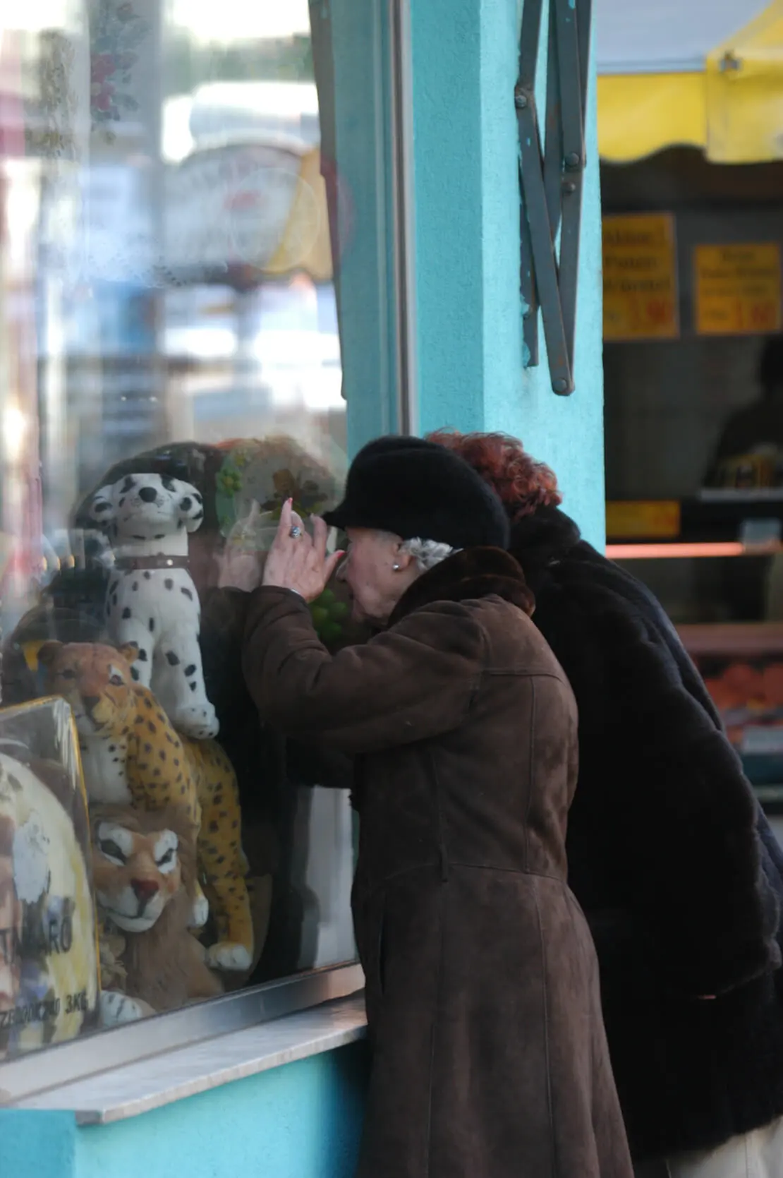 Harry Weber: Vor einem Schaufenster, aus der Serie „Das Wien-Projekt“, 2003–2007, Wien Museum  