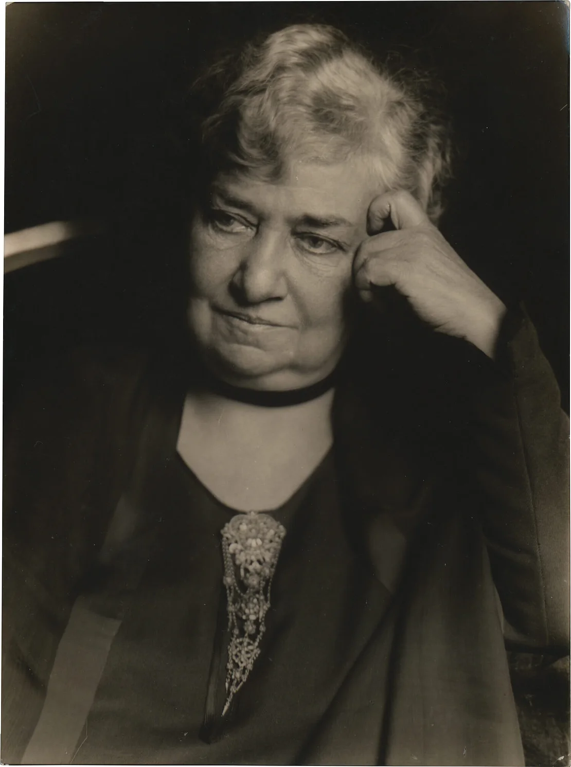 Eine der prominenten Bewohnerin der Villa war die Frauenrechtlerin und Schriftstellerin Rosa Mayreder, hier porträtiert von Trude Fleischmann, um 1928, Wien Museum, Inv.-Nr. 249884  
