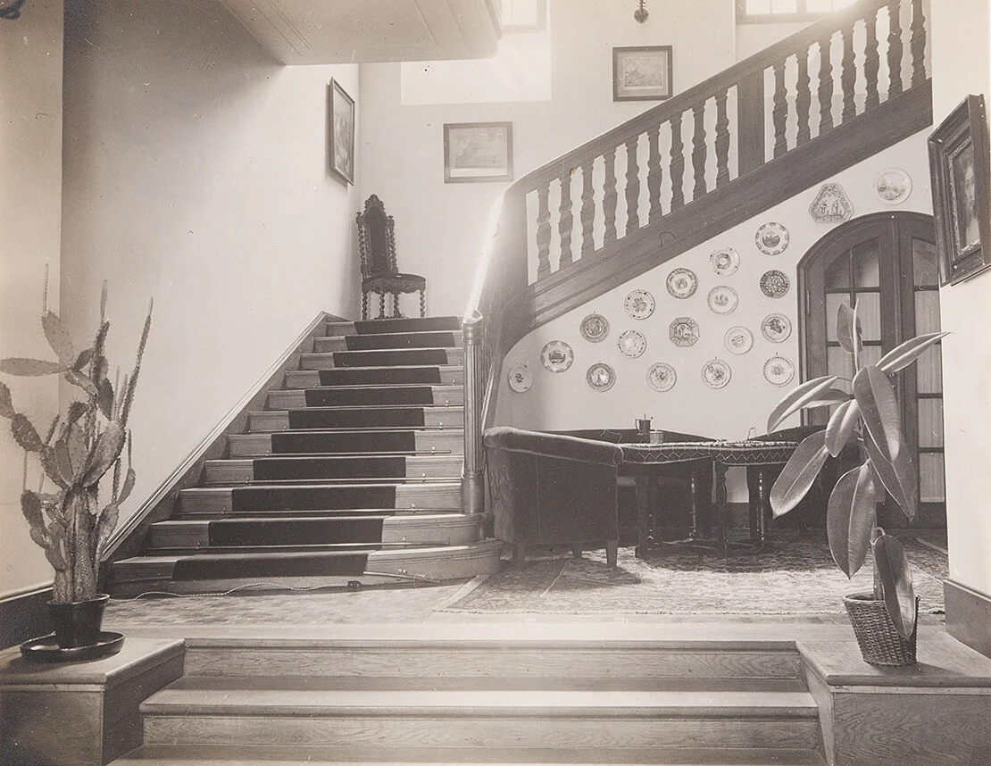 „Rote Sitzgarnitur (falls die Lampe stört, bitte wegnehmen) mit Tellerwand und Treppengeländer. (Lieblingsblick)“. Louise Sterns Anweisung an Robert Haas, wie dieser ihre Wohnung fotografieren solle. Foto: Sammlung Wien Museum  