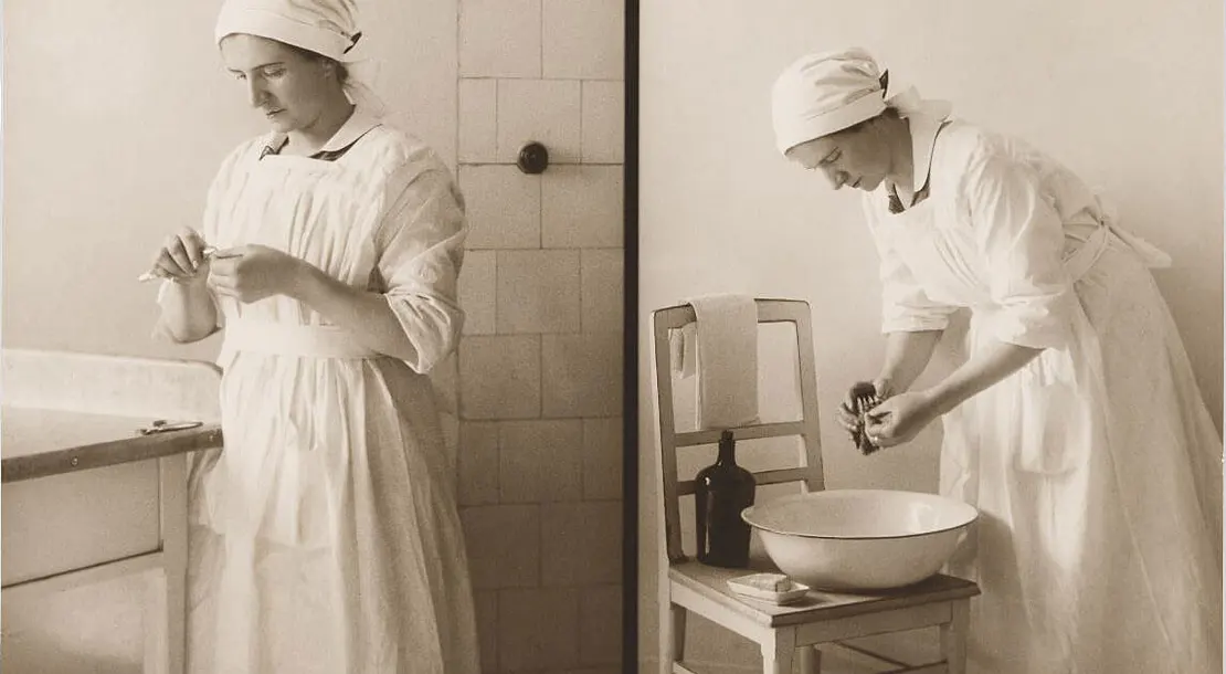Zentralkinderheim der Stadt Wien (Semmelweis-Frauenklinik) - Händereinigung der Pflegerin, Foto: Fritz Sauer, um 1926, Wien Museum    