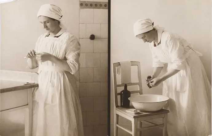 Zentralkinderheim der Stadt Wien (Semmelweis-Frauenklinik) - Händereinigung der Pflegerin, Foto: Fritz Sauer, um 1926, Wien Museum  