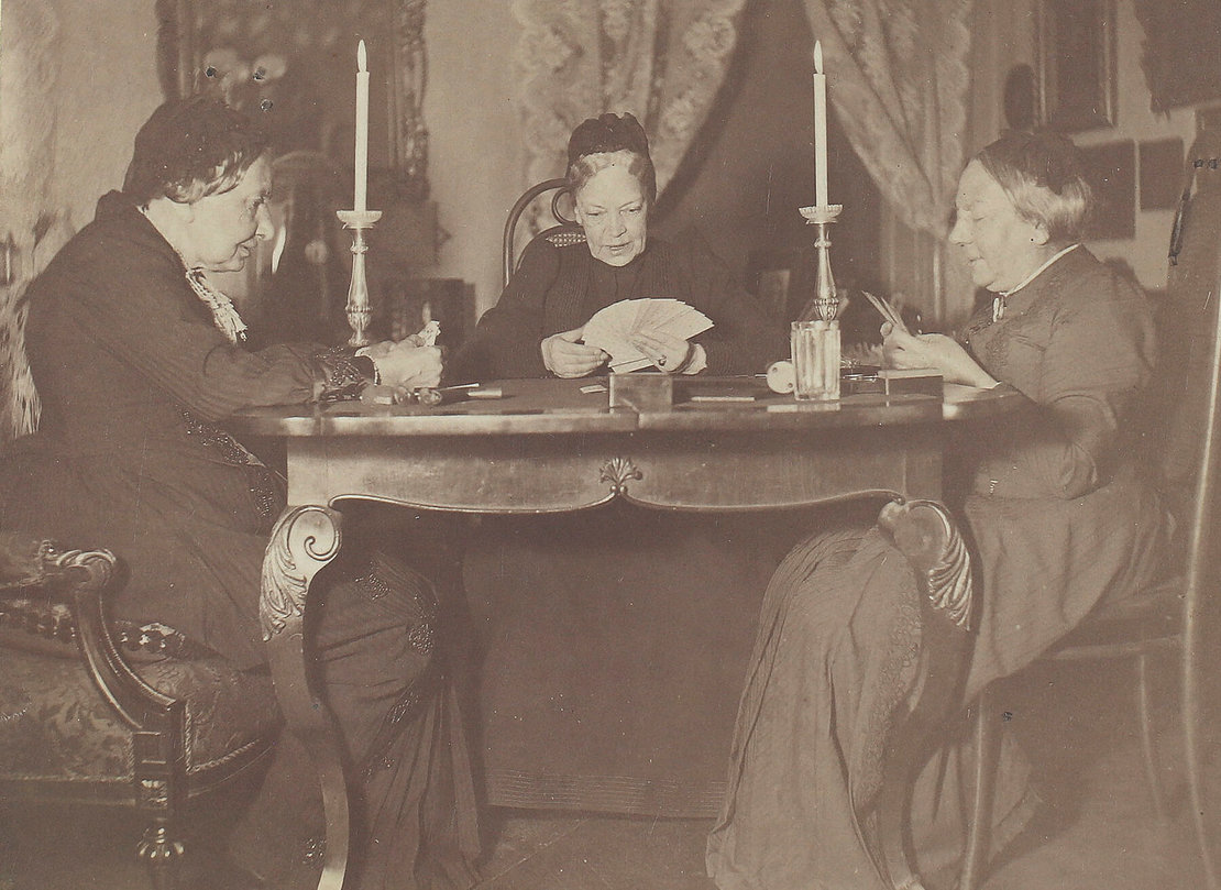 Die Schriftstellerinnen Betty Paoli, Marie Ebner-Eschenbach und Ida Fleischl beim Kartenspielen, 1891, Fotografie, Wien Museum, Inv.-Nr. 51399 