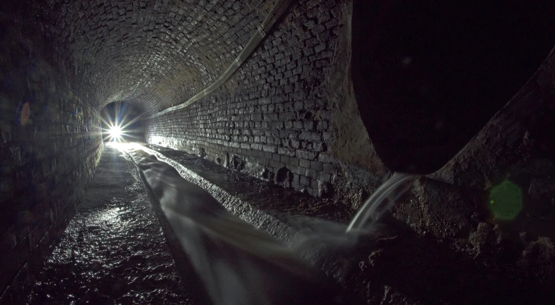 In diesem 158 cm breiten und 190 cm hohen Haubenprofil fließt der Alser Bach mittig. Foto: Thomas Keplinger