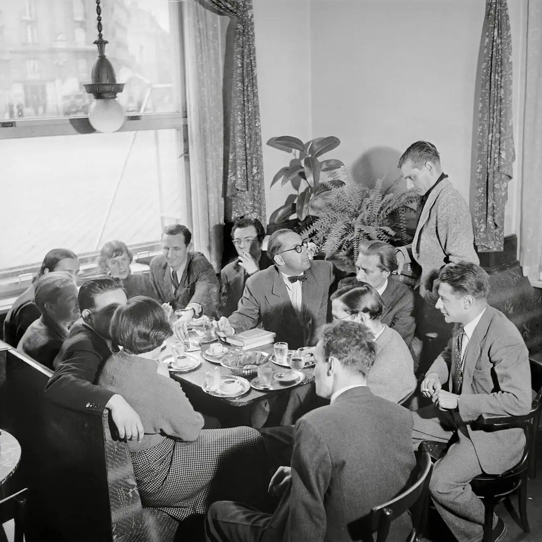 Literatenkreis im Wiener Cafe Raimund mit Hans Weigel. Von rechts nach links: Harald Zusanek, R. Berger, Wolfgang Kudrnofsky, Reinhard Federmann, T. Hegner, Ingeborg Bachmann, Milo Dor, Kurt Absolon, Christine Busta, Jeannie Ebner, K. Binder und F. Fischer. 1950-er Jahre. Foto: Franz Hubmann / brandstaetter images / picturedesk.com  