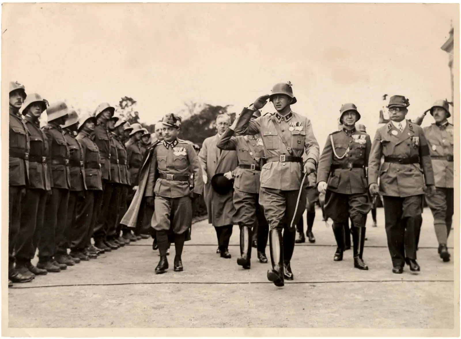 Engelbert Dollfuß bei den Türkenbefreiungsfeiern der Heimwehren am 12. September 1933, rechts neben ihm Ernst Rüdiger Starhemberg, der Bundesführer der Heimwehr. Foto: Atelier Hans Dietrich & Co., Wien Museum