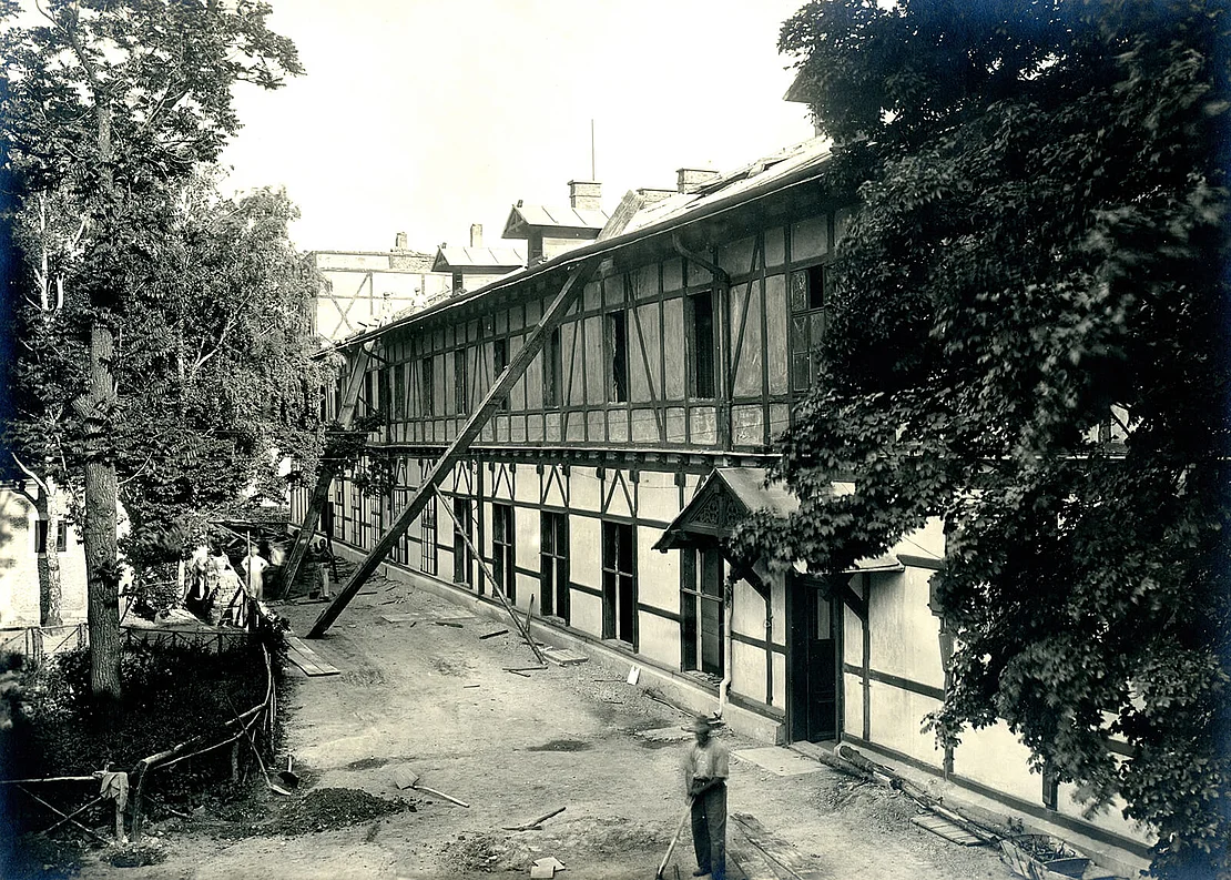 Abrissarbeiten beim alten Hotel, aus: Fotoalbum Kahlenberg Restaurant 1935–1936. Privatbesitz, Reproduktion Christian Hlavac  