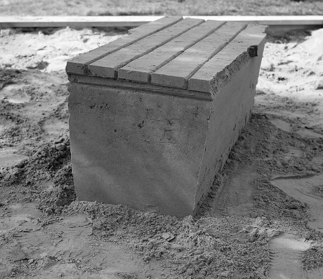 Moritz Matschke: Sandbank, 2022; Foto: Moritz Matschke. Ausgehend vom privaten   Fotoarchiv des Magistratsmitarbeiters Klaus Foltin begab sich der Künstler auf die Suche nach den Orten verschwundener Bänke, wo er diese über Nacht aus Sand wiederaufbaute. In der Ausstellung zu sehen sind die Fotografien der schnell verschwundenen Installationen. die Fotografien der schnell verschwundenen Installationen.  