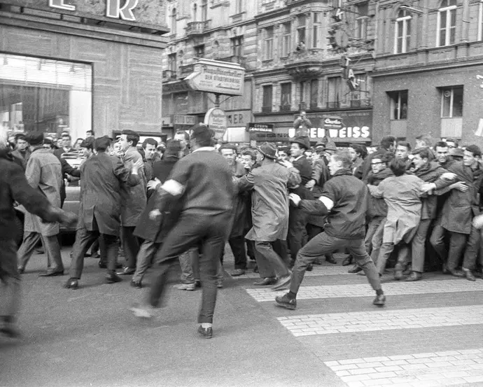 Zusammenstöße zwischen Demonstranten und Gegendemonstranten an der Ecke Kärntner Straße / Philharmonikerstraße, 31. März 1965, Votava / brandstaetter images / picturedesk.com Ferdinand Lacina über den Fall Borodajkewycz