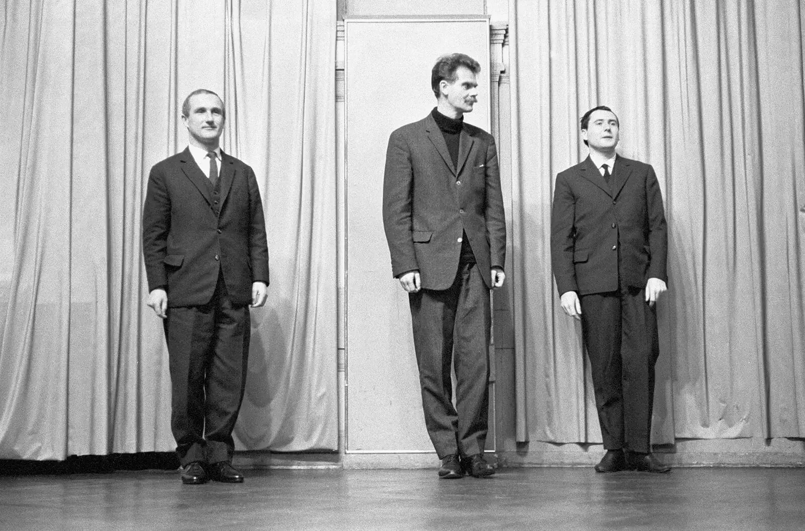 Friedrich Achleitner; H. C. Artmann und Gerhard Rühm bei einer Lesung aus ihrem Buch „hosn rosn baa“ Mozartsaal. Konzerthaus. Wien. 9. Dezember 1959. Foto: Franz Hubmann/Imagno/picturedesk.com