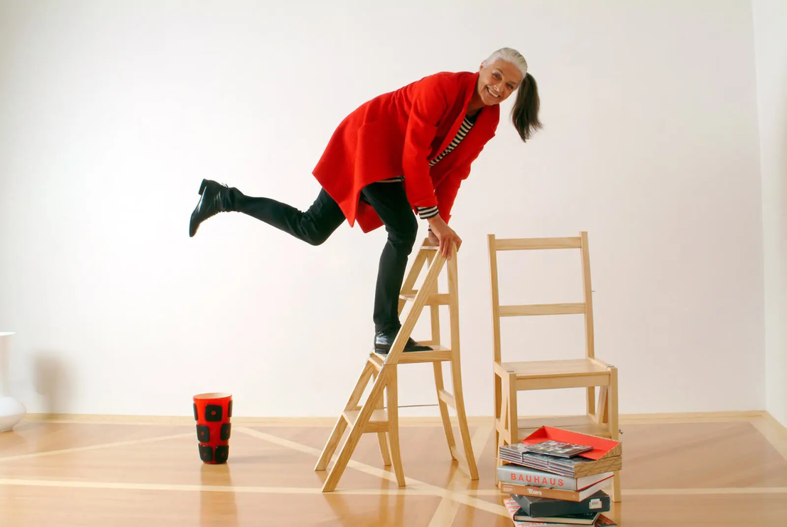 Katarina Noever und der „Ottakringer“ Leitersessel, Foto © Monika Schrack