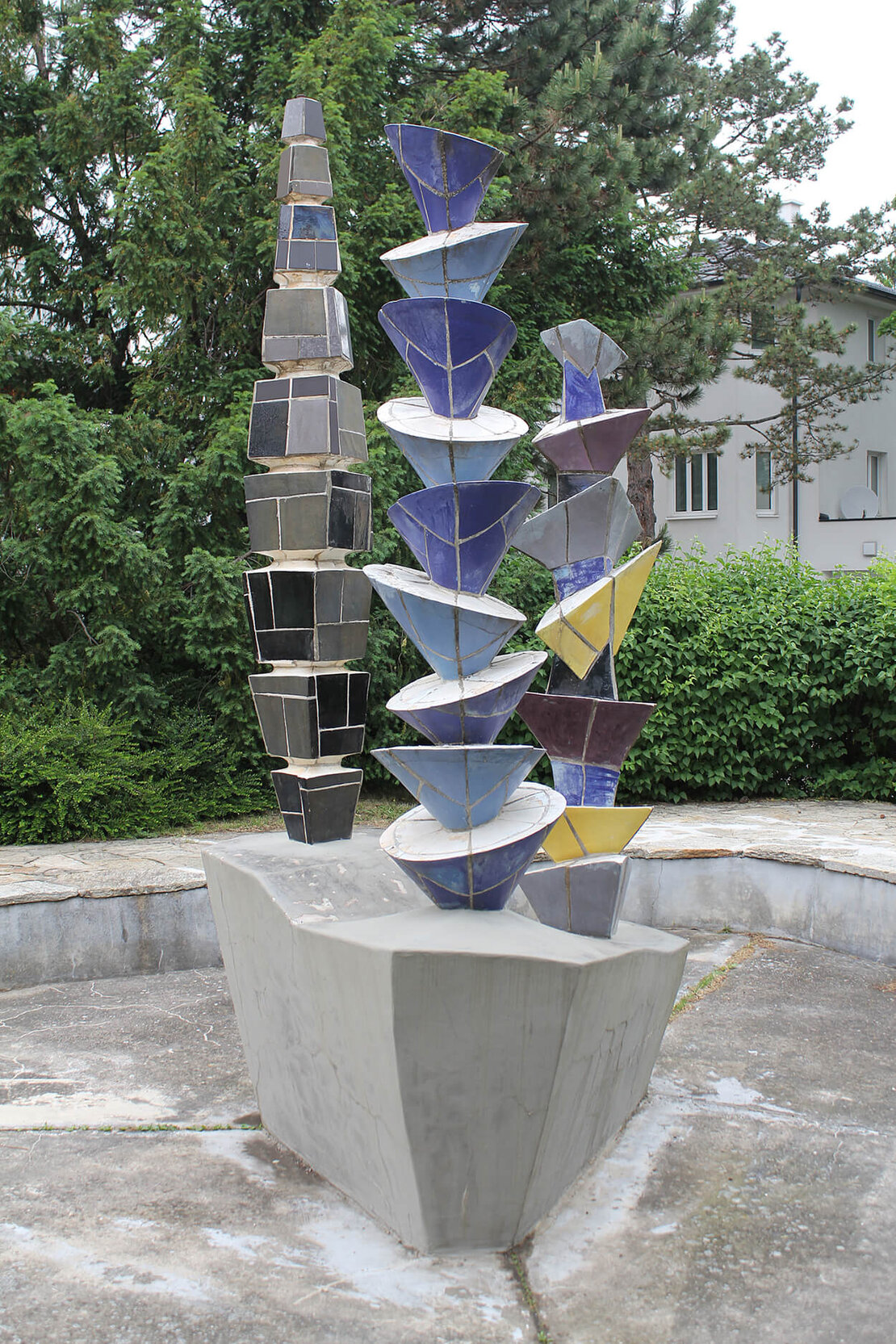 Brunnen von Wander Bertoni, 1952–1953. Zement mit keramischer Plattenverkleidung, 1170 Wien, Rosenackerstraße, Aufnahme aus 2025, Foto: Christian Hlavac