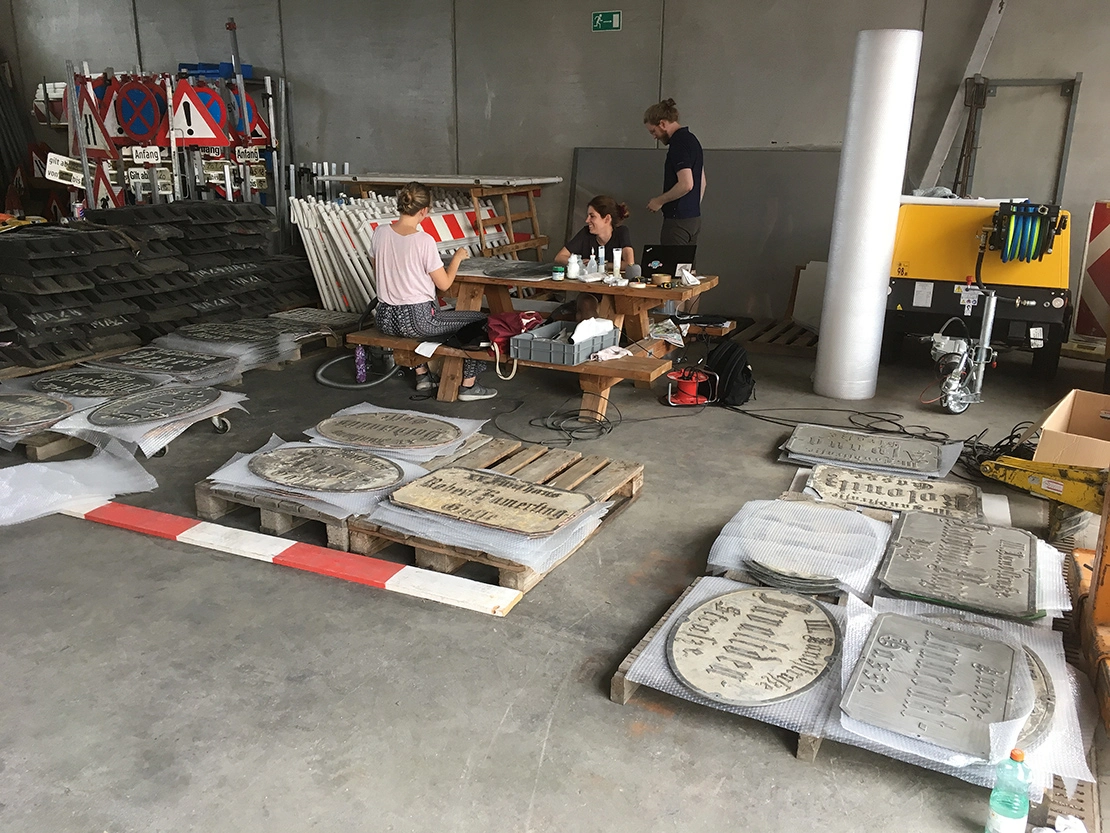 Johanna Böhm, Lena Fuchs und Michael Bollwein bei der Arbeit im Depot der MA 28, Foto: Sándor Békési  