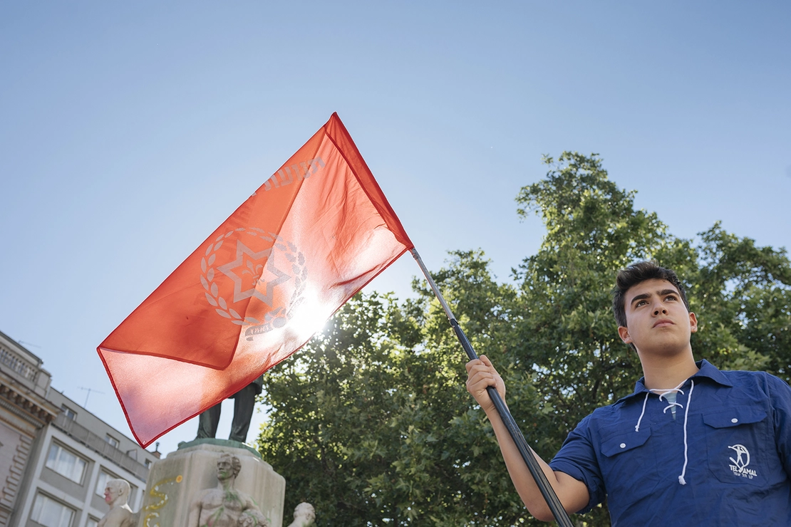 Fahne der zionistisch-sozialistischen Jugendorganisation „Hashomer Hatzair“ bei einer „Platz da!“-Aktion, Foto: Marlene Fröhlich / luxundlumen.com