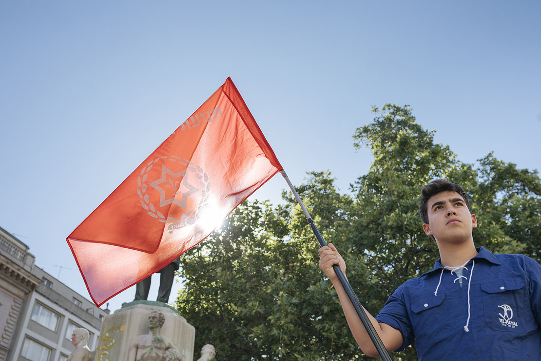 Fahne der zionistisch-sozialistischen Jugendorganisation „Hashomer Hatzair“ bei einer „Platz da!“-Aktion, Foto: Marlene Fröhlich / luxundlumen.com 