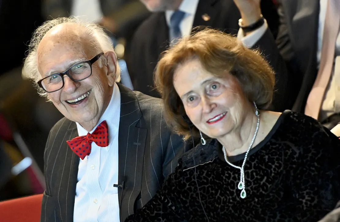 Zentrale Figur bei der Initiative zur Umbenennung des Dr. Karl-Lueger-Ringes in Universitätsring: Eric Kandel. Der Nobelpreisträger forderte – als einer von vielen Shoah-Überlebenden – vor kurzem in einem offenen Brief in der „Süddeutschen Zeitung“ die Entfernung des Lueger-Denkmals. Das Foto entstand anlässlich eines Festes zum 90. Geburtstag am 17. November 2019 im Festsaal der Uni Wien. Kandel ist in Begleitung seiner Frau Denise Kandel. Foto: Herbert Neubauer/APA/picturedesk.com