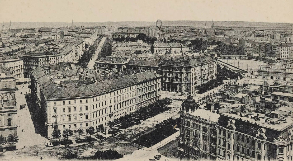 Panorama von Wien, um 1910, vom Karlsplatz aus gesehen. Links die Canovagasse, wo Isidor Geller, der Urgroßonkel von Shelly Kupferberg, ab 1928 im Eckhaus (Nr. 7) die Beletage bewohnte. Wien Museum, Inv.-Nr. 58891/9 