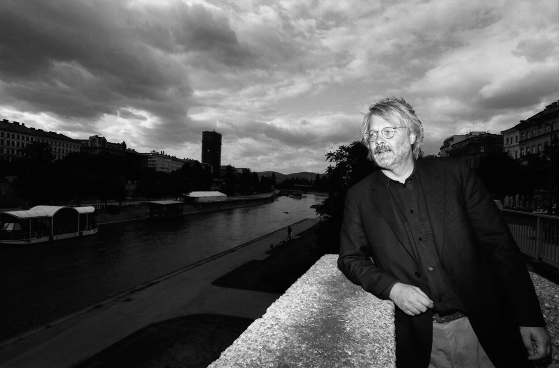 Gerhard Roth am Donaukanal, 1995. Foto: Martin Vukovits
