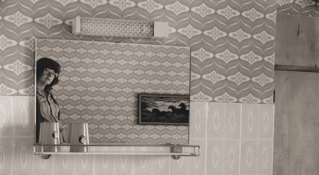 Elfriede Mejchar: Im Hotel (Ausschnitt), um 1980, Wien Museum © Bildrecht, Wien 2024