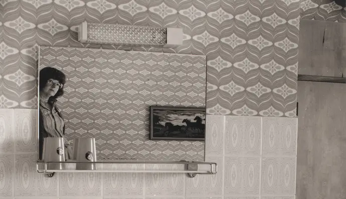 Elfriede Mejchar: Im Hotel (Ausschnitt), um 1980, Wien Museum © Bildrecht, Wien 2024