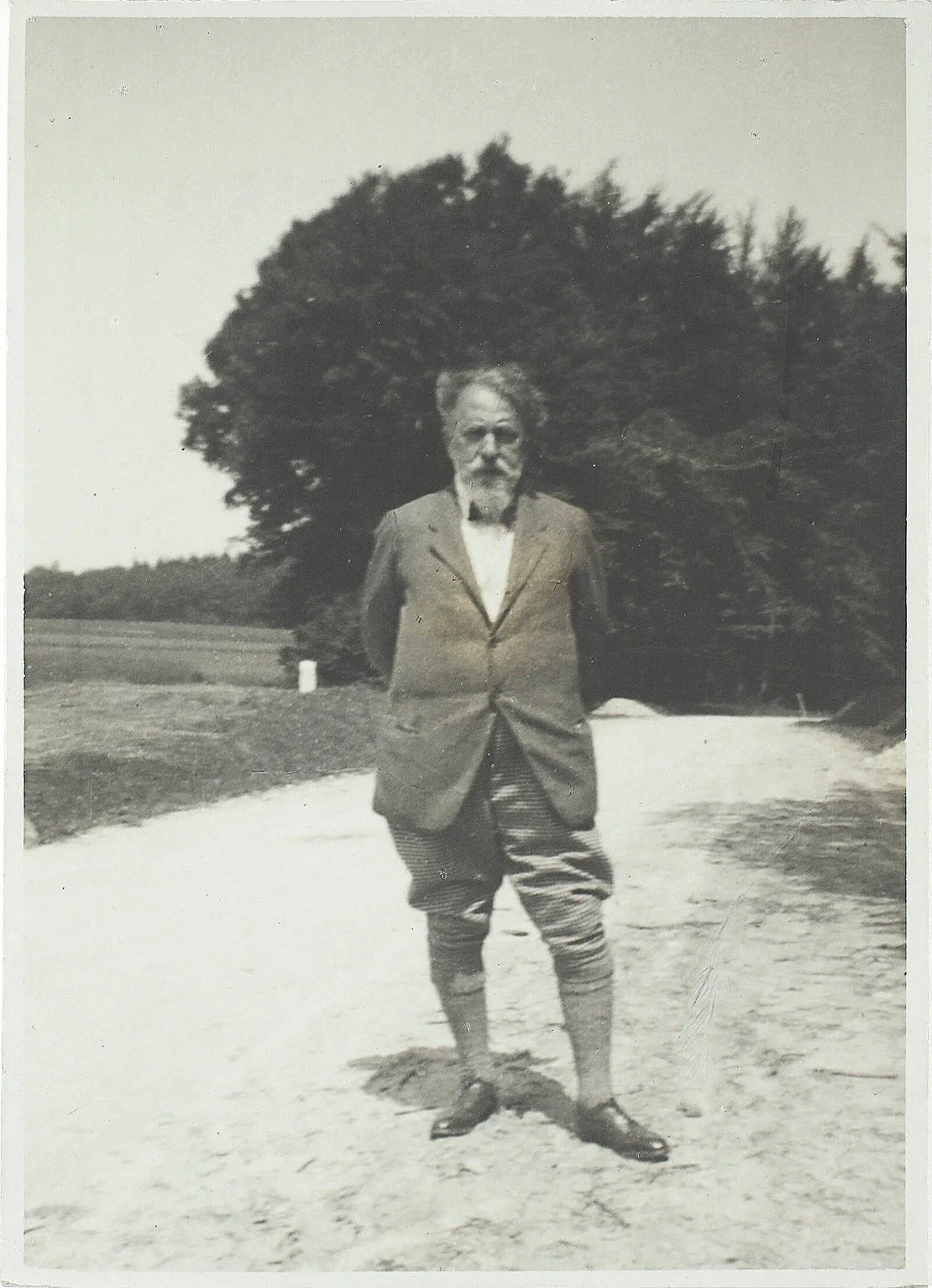 Arthur Schnitzler an der Straße nach Mauerbach, 1928, Foto: Clara Katharina Pollaczek, Wien Museum Inv.-Nr. 103168/4