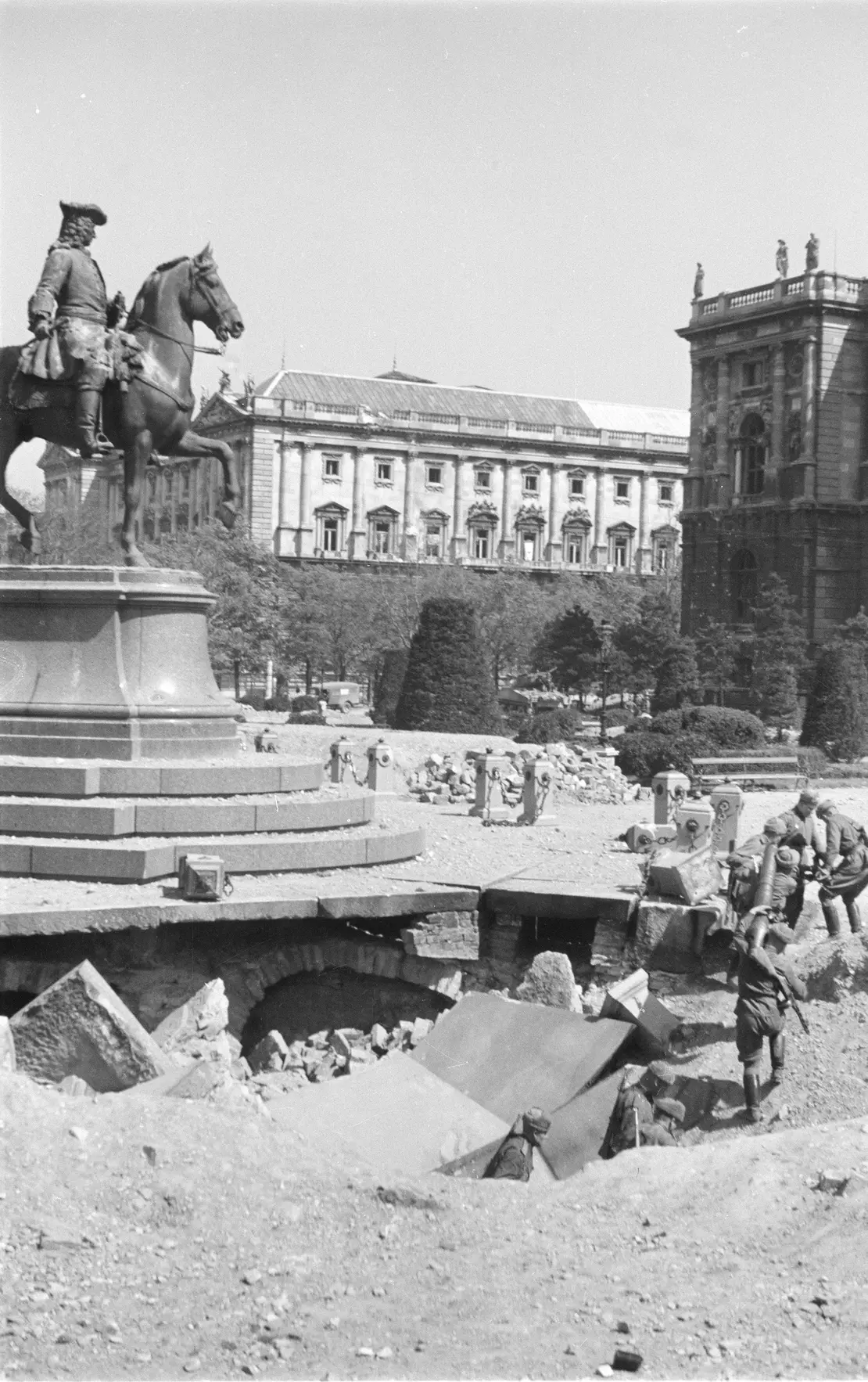 Unterirdische Gewölbe in Hofburgnähe: Russische Soldaten beim beschädigten Fundament des Maria-Theresia-Denkmals, 1945. Foto: Semjon Michailowitsch Raskin, Österreichische Nationalbibliothek/Bildarchiv  