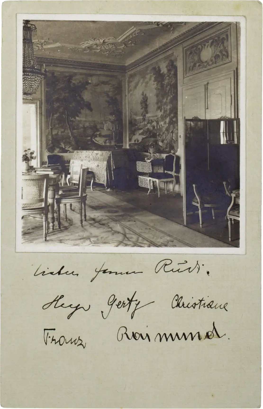 Postkarte von Familie Hofmannsthal an den Schriftsteller Rudolf Alexander Schröder mit aufgeklebtem Foto des Rodauner Salons, mit Unterschriften der ganzen Familie, 1906, Nachlass Hofmannsthal, Freies Deutsches Hochstift, Frankfurt a.M.  