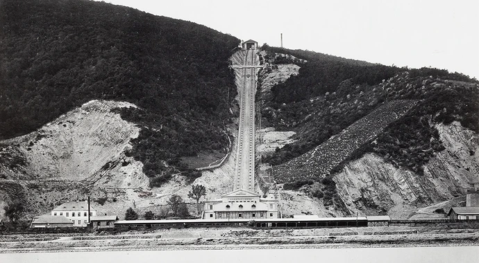 Die Drahtseilbahn auf den Kahlenberg, Gesamtansicht, Fotografie von Michael Frankenstein, um 1873/75, Wien Museum. Die Fotografie als Dokumentation des schnellstmöglichen, direkten Zugangs auf den Kahlenberg.