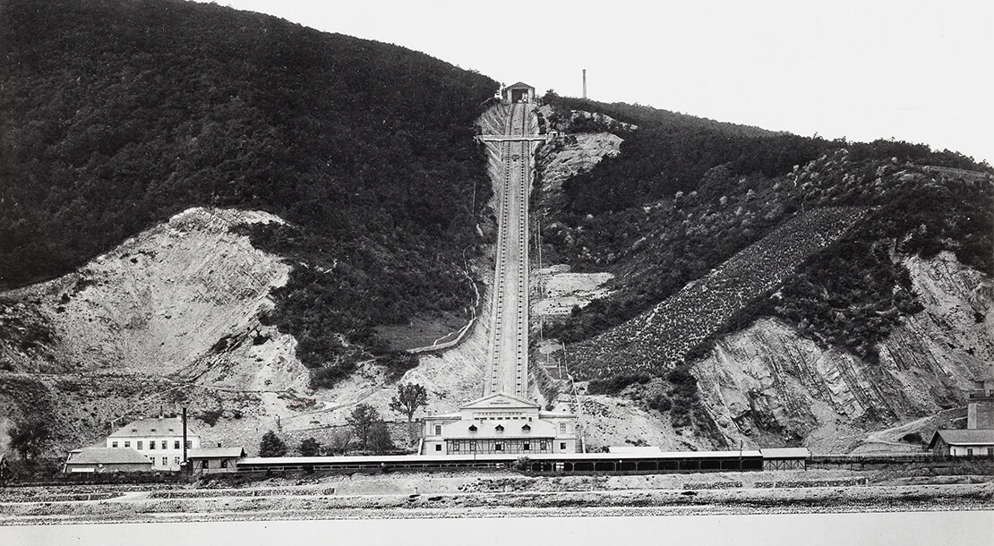 Die Drahtseilbahn auf den Kahlenberg, Gesamtansicht, Fotografie von Michael Frankenstein, um 1873/75, Wien Museum. Die Fotografie als Dokumentation des schnellstmöglichen, direkten Zugangs auf den Kahlenberg.