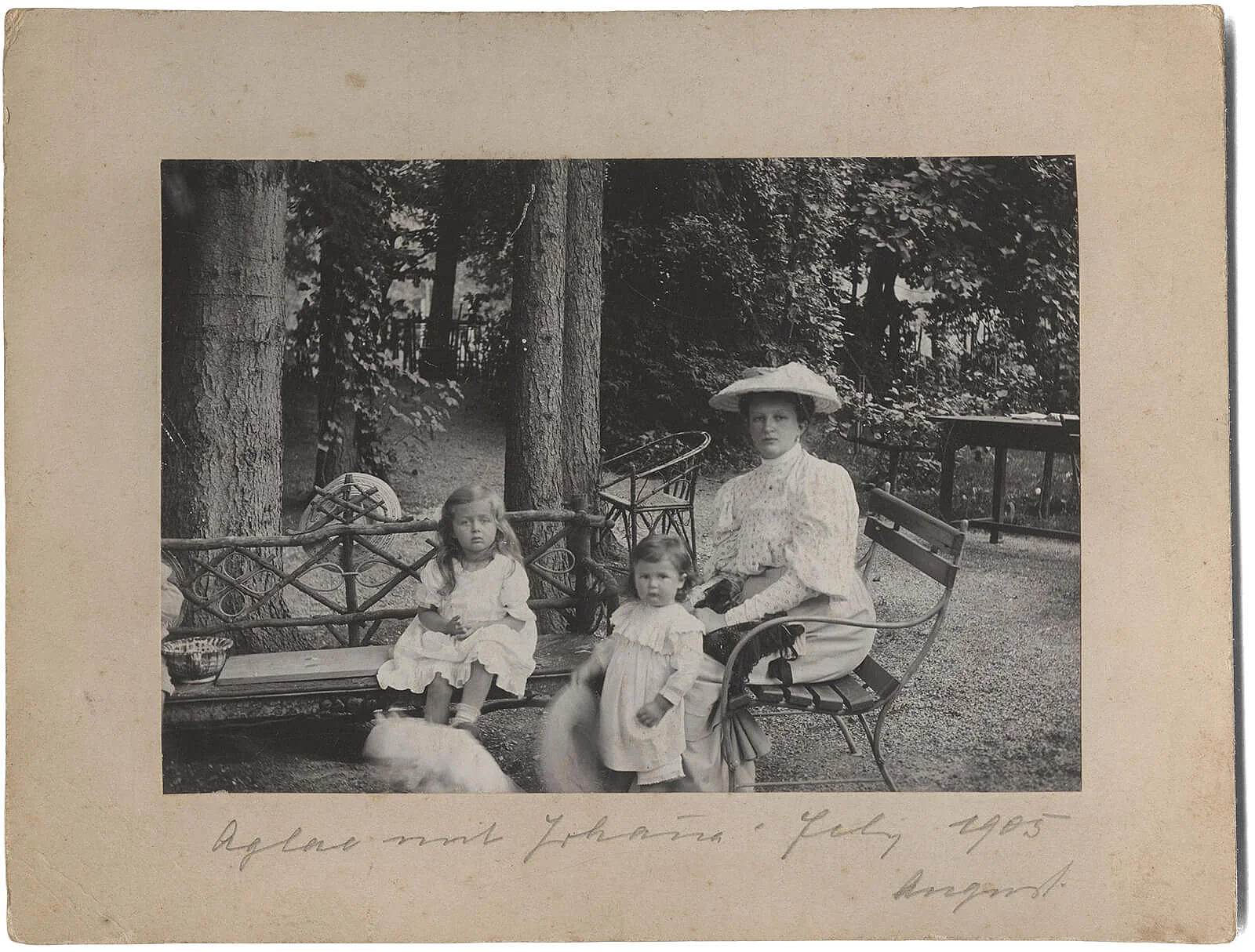 Aglaë mit Johanna and Wetti im August 1905, wahrscheinlich im Garten ihres Wohnhauses in der Museumstraße 36 in Linz. © Michael Huey und Familienarchiv Witt-Dörring